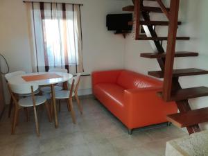 uma sala de estar com um sofá vermelho e uma mesa em Apartment Krnica N43 em Krnica