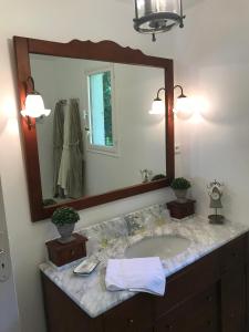 La salle de bains est pourvue d'un lavabo et d'un grand miroir. dans l'établissement La Nicoulette, à Gapennes