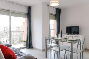 sala de estar con mesa con sillas y TV en Apartamento Dinasty, en Empuriabrava