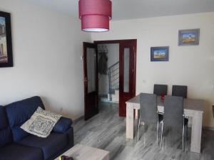 ein Wohnzimmer mit einem Sofa und einem Tisch in der Unterkunft Andrea´s place in Ciudad Real