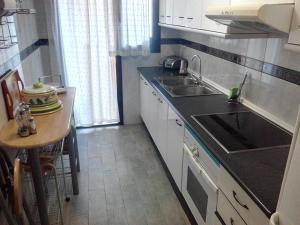 una pequeña cocina con fregadero y mesa en Andrea´s place en Ciudad Real