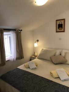 Un pat sau paturi într-o cameră la Elegant Apartment Leila
