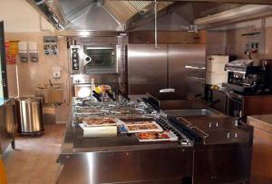 una cucina con piano cottura e cibo di B&B La Tenuta del Conte a Fermo