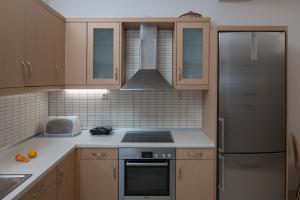 Kuchyňa alebo kuchynka v ubytovaní Beachfront Apartment!