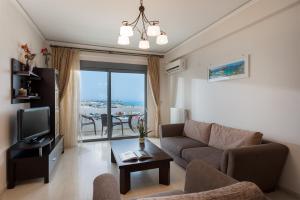 Televízia a/alebo spoločenská miestnosť v ubytovaní Beachfront Apartment!