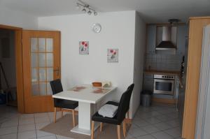 バート・クロツィンゲンにあるFritzの小さなキッチン(白いテーブル、椅子付)