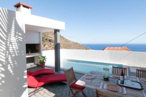 een villa met uitzicht op de oceaan bij Casa Nici in Calheta