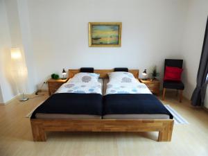 uma cama grande num quarto com em Sonnenhaus Ferienwohnungen em Traben-Trarbach