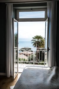 una camera da letto con vista sull'oceano da un balcone di Stunning seaview villa. Villefranche Sur Mer a Villefranche-sur-Mer