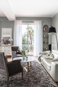 un soggiorno con un divano e un tavolo di Stunning seaview villa. Villefranche Sur Mer a Villefranche-sur-Mer