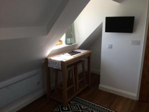 una pequeña mesa en la esquina de una habitación en Pump View, en Weymouth