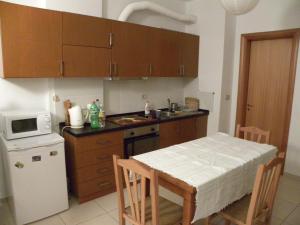 una pequeña cocina con mesa y microondas en Apartment Soleal Orikum, en Orikum