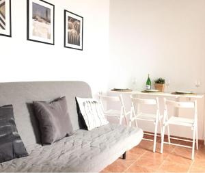 salon z kanapą i stołem w obiekcie CH Apartments w mieście Conil de la Frontera