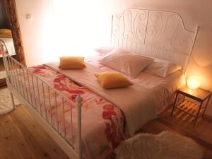 - un lit blanc avec 2 oreillers dans l'établissement Apartment Cernesa, à Ražanac