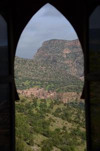 uma vista para uma montanha a partir de uma janela em Chambre d'hôtes aya em Ouzoud