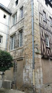 ポワティエにあるAppartement les Regrattiersの柱が前に建つ古い石造りの建物