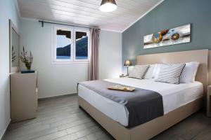 Un pat sau paturi într-o cameră la Captain Nick Aparthotel