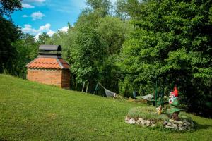 Zahrada ubytování Ilan Riverside Retreat Private Beach and Garden on Una River