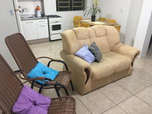 sala de estar con sofá y 2 sillas en Confortável Residencia em Carlos Barbosa en Carlos Barbosa