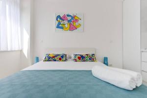 um quarto com uma cama com uma colcha branca em Ivy Apartments em Zadar