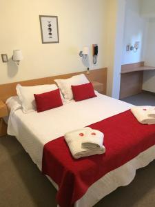 シポジェッティにあるHL Hotelのベッドルーム1室(大型ベッド1台、赤と白の枕付)