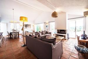 una sala de estar con un sofá y una mesa en Monte do Medronhal, en Grândola