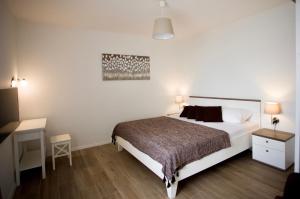 a hotel room with a bed and a desk and a bed sidx sidx sidx sidx at Apartment Bilo in Omiš
