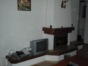 sala de estar con TV y chimenea en Saint George Holiday Village, en Borovets