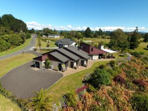 an aerial view of a house with a driveway at Waitomo Golfstays B&B in Otorohanga