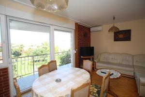 salon ze stołem i kanapą w obiekcie Apartment Michelle w Bibinje