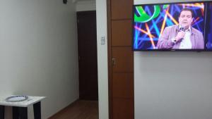 TV at/o entertainment center sa Mini Kitnet - Santa Cruz do Sul