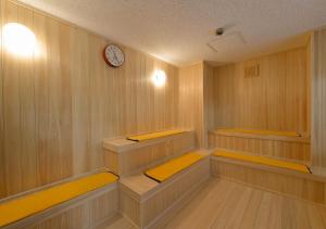 sauna con panchine e orologio a parete di Le Nessa Akazawa a Ito