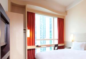 Llit o llits en una habitació de Ibis Hong Kong Central & Sheung Wan