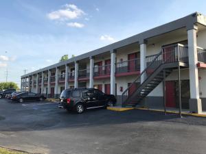 een auto geparkeerd op een parkeerplaats voor een motel bij America's Best Value Inn-Columbia in Columbia