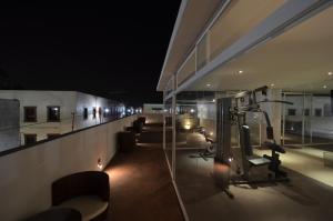 een fitnessruimte op het dak van een gebouw 's nachts bij Suites La Concordia in Puebla