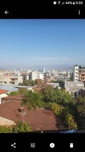 uma vista para uma cidade com edifícios e árvores em Guest House Liana em Tbilisi
