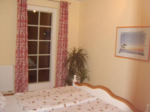 a bedroom with a bed and a window at Ferienwohnung Fischerkoje in Wustrow