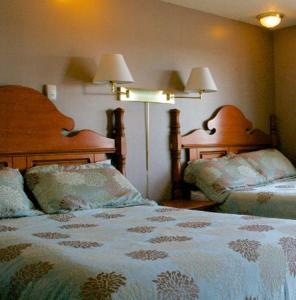 En eller flere senge i et værelse på King's Motel & Restaurant