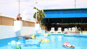 Una piscina con muchos tipos diferentes de juguetes. en Hotel Miyahira  en Isla Ishigaki