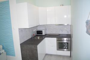 A kitchen or kitchenette at Aquamarin Studio Apartman