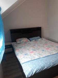  Кровать или кровати в номере Bungalo 