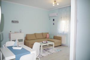 A seating area at Aquamarin Studio Apartman