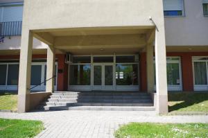 The facade or entrance of Aquamarin Studio Apartman