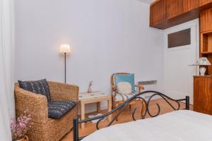 1 dormitorio con 1 cama, 1 silla y 1 mesa en Shik & Chic One Bedroom Central Apartment | Graf Ignatiev x Shishman Corner en Sofía