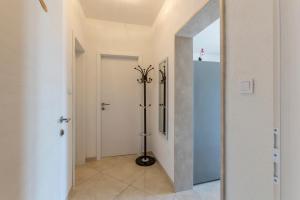 einen Flur mit ebenerdiger Dusche in einem Haus in der Unterkunft Apartments Petra in Bol + 22 Fotos