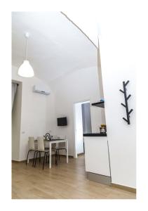 een keuken en eetkamer met een tafel en stoelen bij Centro Storico Napoletano in Napels +19 foto's