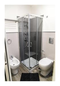 La salle de bains est pourvue d'une douche, de toilettes et d'un lavabo. dans l'établissement Centro Storico Napoletano, à Naples