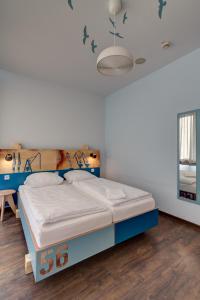 Säng eller sängar i ett rum på MEININGER Hotel Hamburg City Center