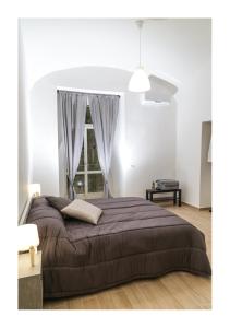 een slaapkamer met een groot bed en een raam bij Centro Storico Napoletano in Napels