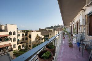 balkon z doniczkami i budynkami w obiekcie Panorama Vesuvius Central (in front of the metro) w mieście Neapol